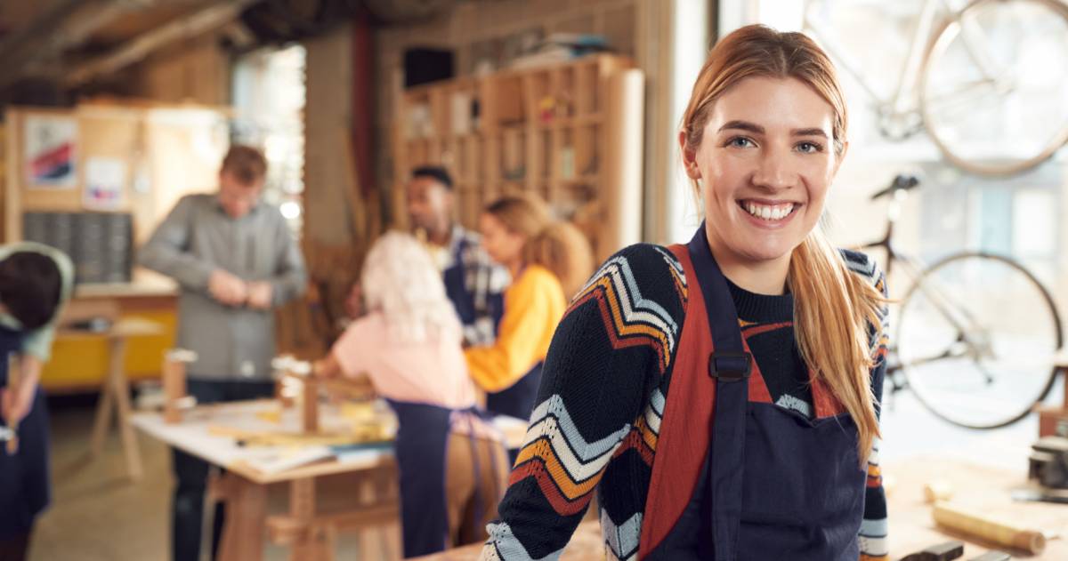 Een vrouwelijke ondernemer die haar eigen zaak start