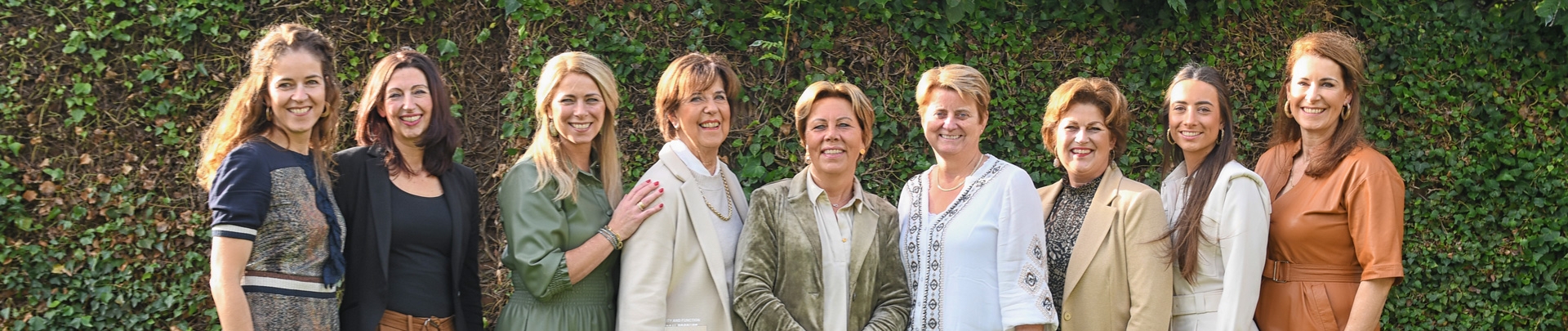 Het team van Wigger Beheer buiten in een groepsfoto